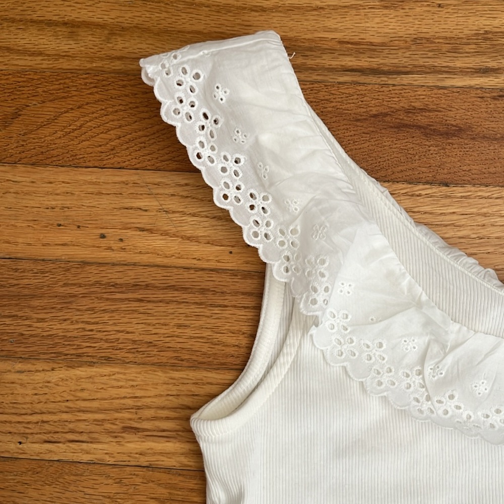 GAP Eyelet Ruffle Neck Ribbed Tank Top - Picture 2 of 13